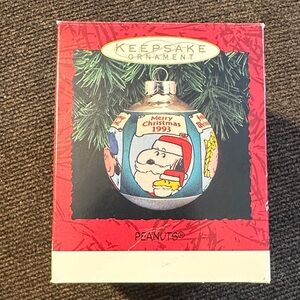 Hallmark Keepsake Ornament - Red and Blue Peanuts Christmas 1993